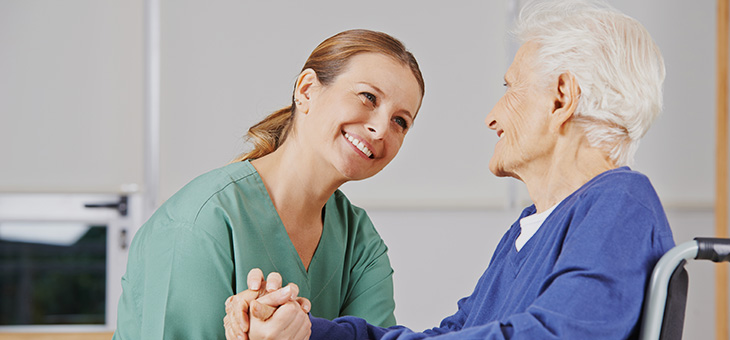 Como ayudan los auxiliares de enfermería a las personas con  Alzheimer