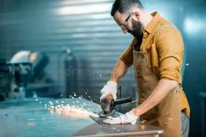 Los oficios vuelven a estar de moda: por qué cada vez más jóvenes apuestan por profesiones técnicas