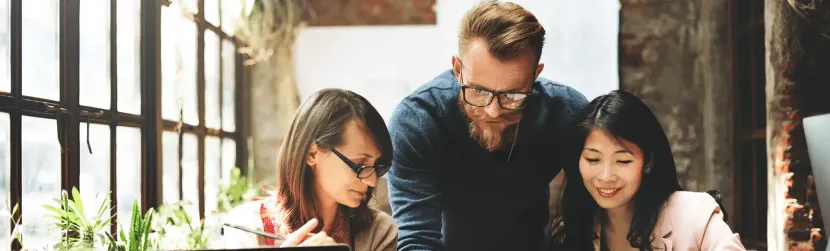 Personas buscando qué estudiar